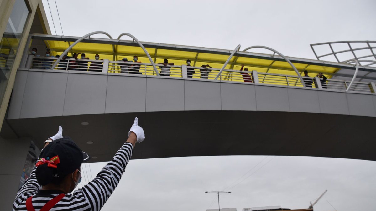La actividad de la CTE en la Aurora, allí animó a los peatones a usar el paso para ellos.