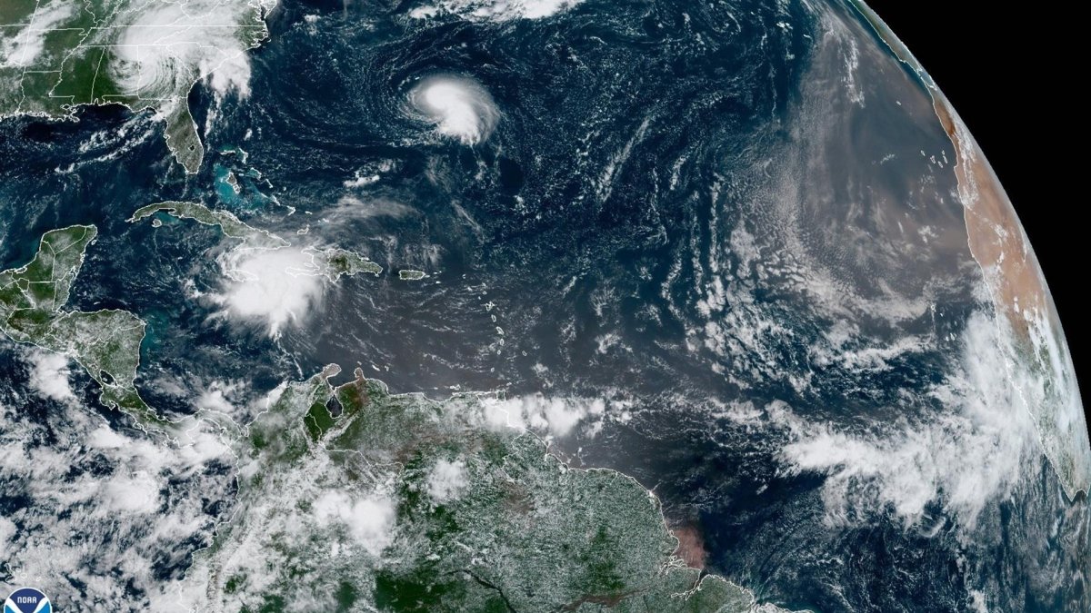 Fotografía satelital cedida este martes por la Oficina Nacional de Administración Oceánica y Atmosférica (NOAA) de EE.UU., a través del Centro Nacional de Huracanes (NHC)