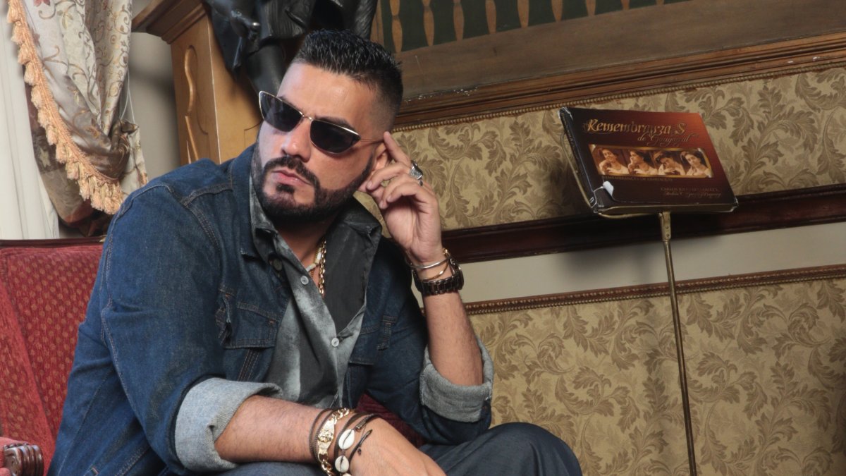 El creativo debuta como diseñador de joyas.