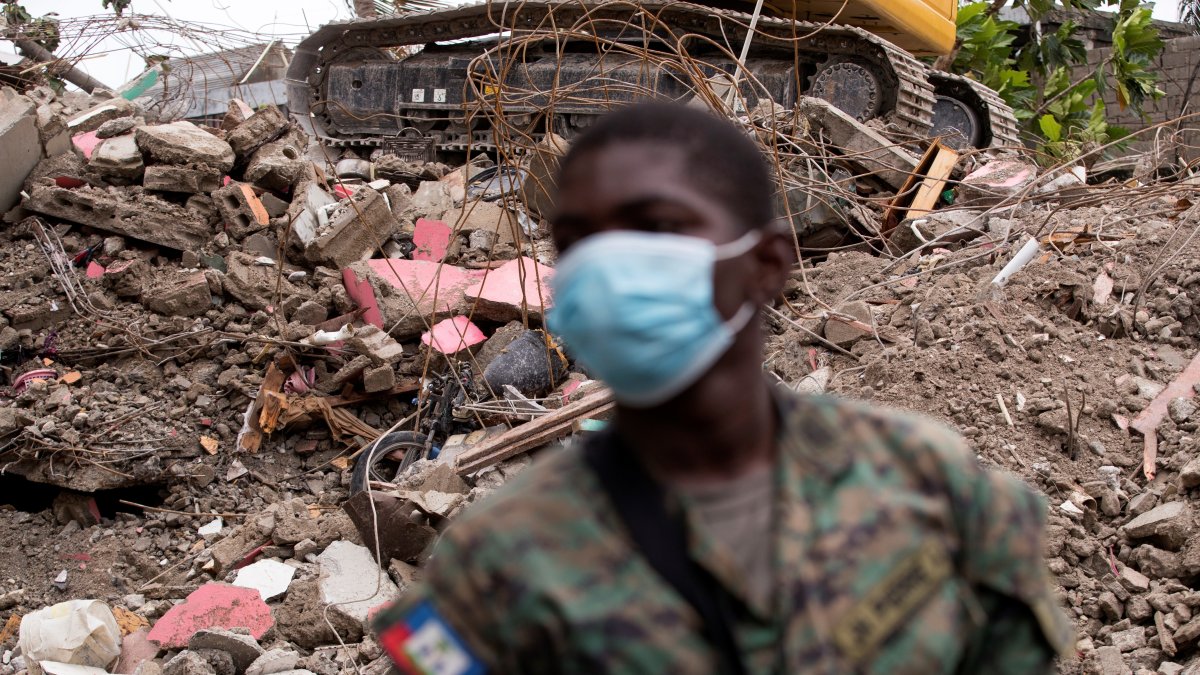 Un soldado trabaja en labores de búsqueda y rescate de víctimas y/o sobrevivientes