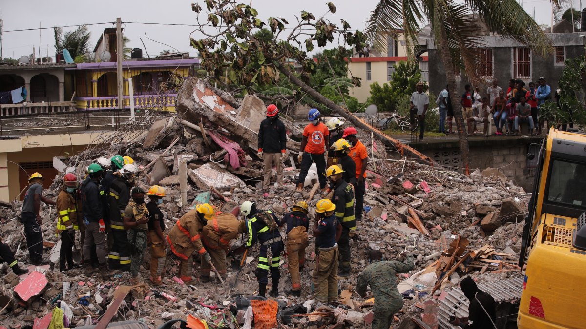 Rescatistas trabajan en labores de búsqueda  de víctimas y/o sobrevivientes del terremoto en Haití. Orlando Barría. / EFE