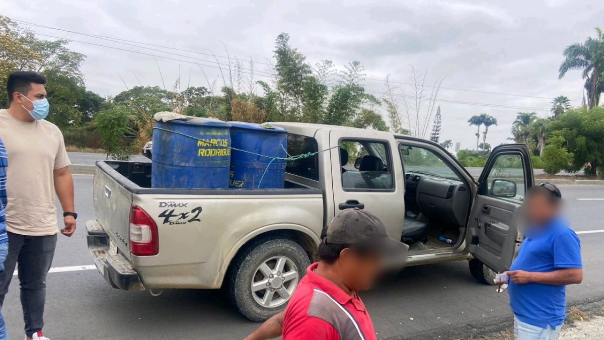 Momento en que detienen una camioneta que transportaba combustible sin permiso.