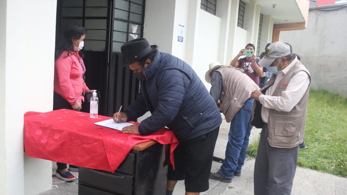 Dirigentes sindicales, sociales e indígenas llenaron un registro para el ingreso a la reunión en la sede de la Conaie.