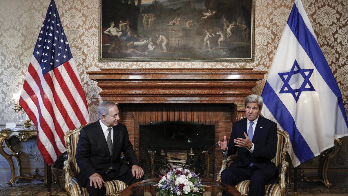 John Kerry (d), junto al primer ministro de Israel, Benjamín Netanyahu (i), durante un encuentro en 2016 en la Villa Taverna, Roma, Italia.