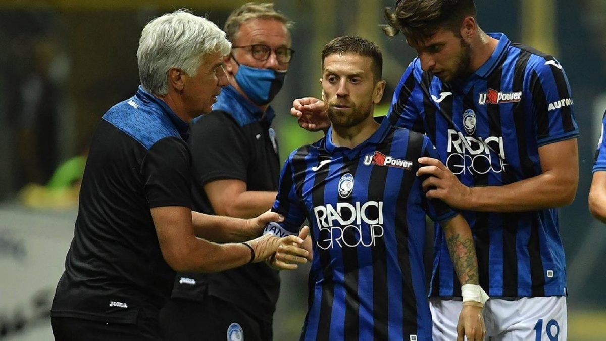 Gasperini (i) habría perdido los estribos por Gómez (d) gracias a su desobediencia.