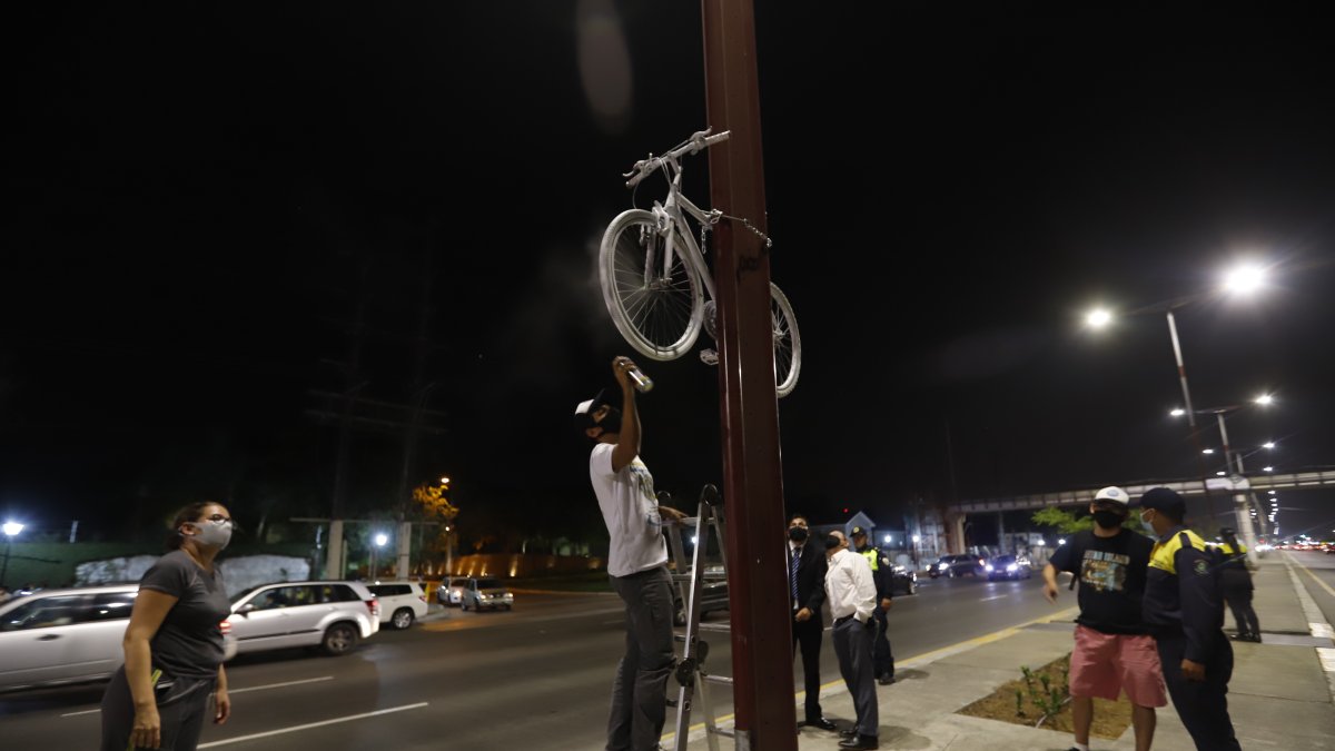 Hecho. La colocación de la bici se dio la noche del martes 17 de agosto.