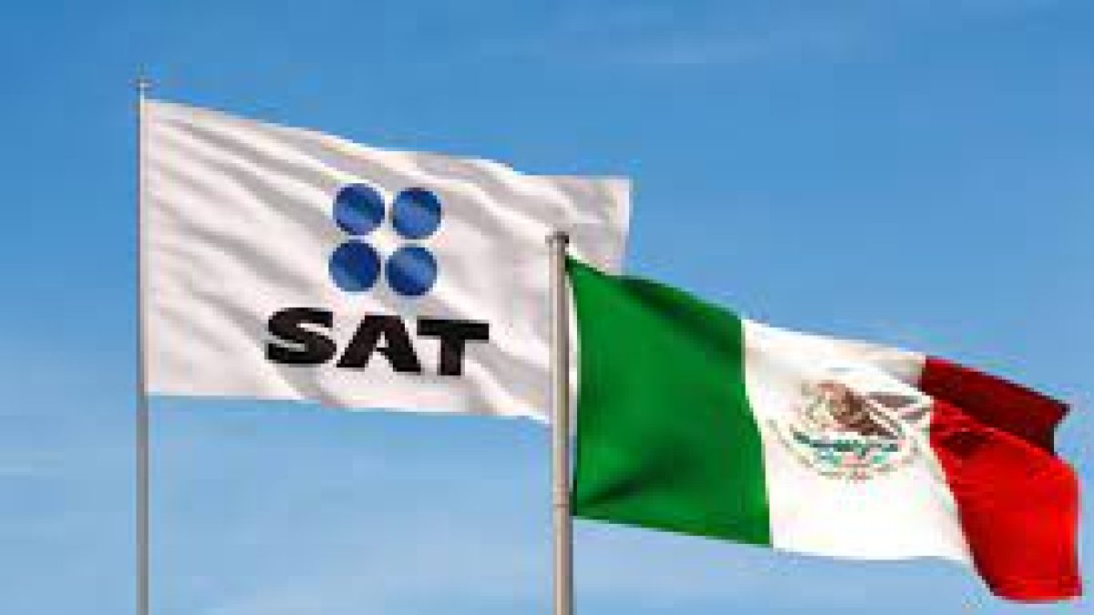 Las banderas de México y de su Servicio de Administración Tributaria (SAT)