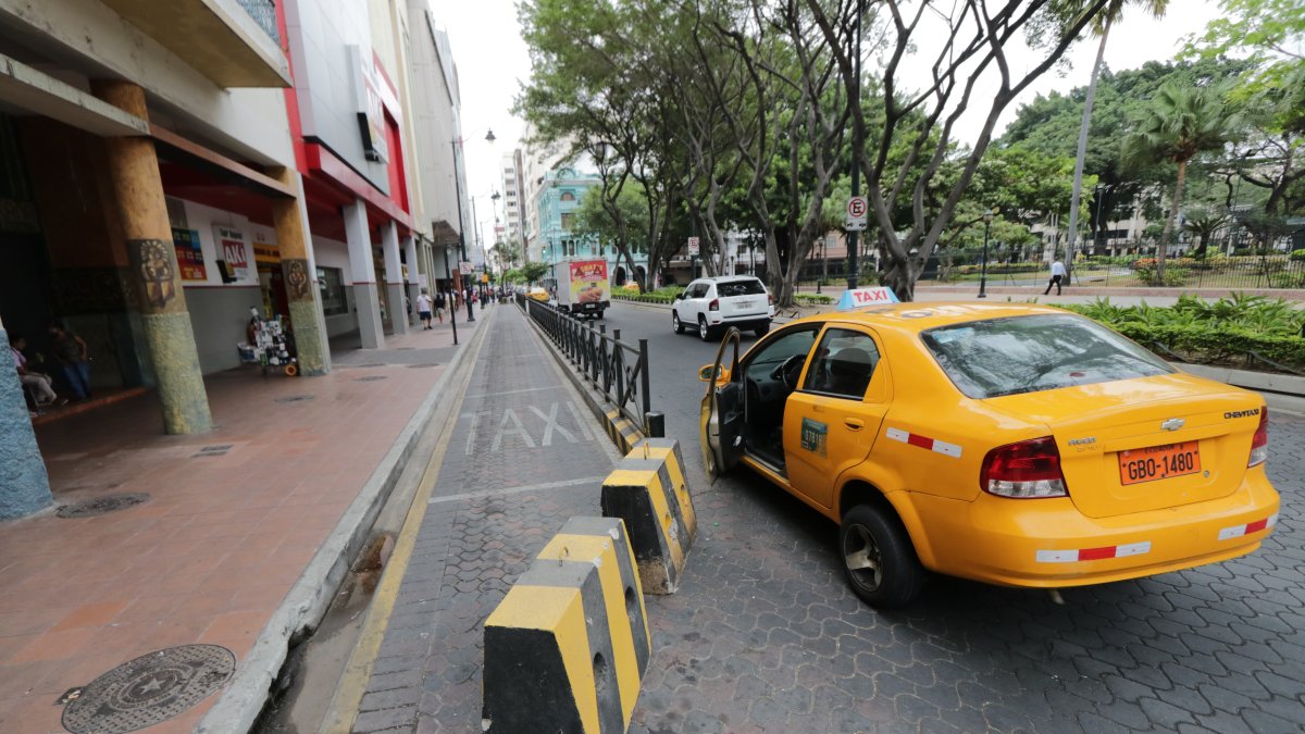 Medida. Con estos muros colocados en el lugar donde hacían estación los taxirrutas amaneció la ciudad.