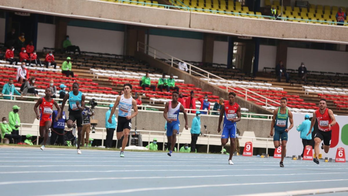 Katriel Angulo (c), se ubicó quinto en el heat 2 de los 100 metros planos.