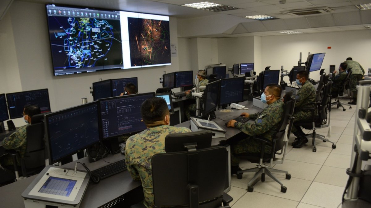 Seguridad. La Fuerza Aérea Ecuatoriano (FAE) mantiene vigilado el espacio aéreo en un Centro de Control y Vigilancia.