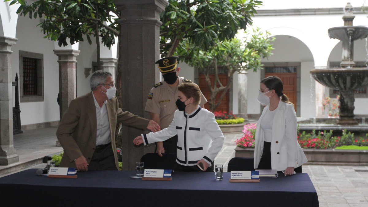 Anuncio. La ministra de Gobierno, Alexandra Vela, el director del SNAI, Fausto Cobo, y Bernarda Ordóñez.