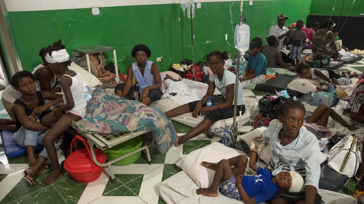 Pacientes y sus familiares permanecen hoy, en el hospital general de Les Cayes (Haití).