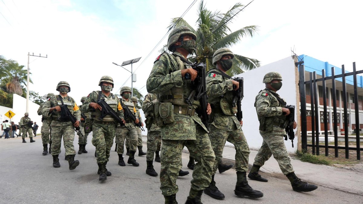Miembros del ejército montan guardia antes de la llegada del huracán Grace en Punta Allen, estado de Quintana Roo (México)