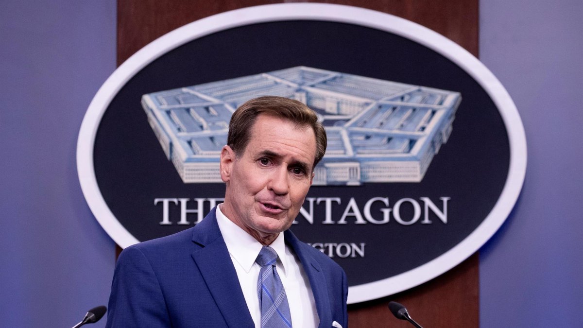 El portavoz del Pentágono, John Kirby, habla durante una rueda de prensa, el 16 de agosto de 2021, en Washington.