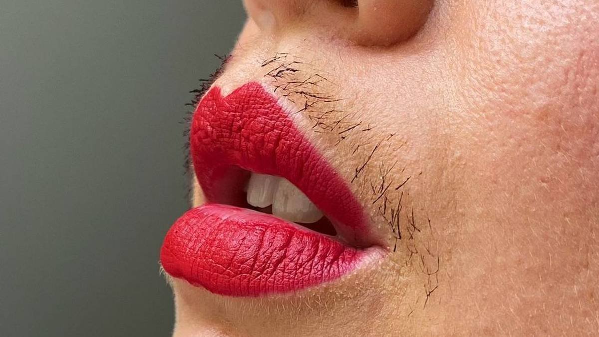 Una modelo británica viralizó el bigote en las mujeres.
