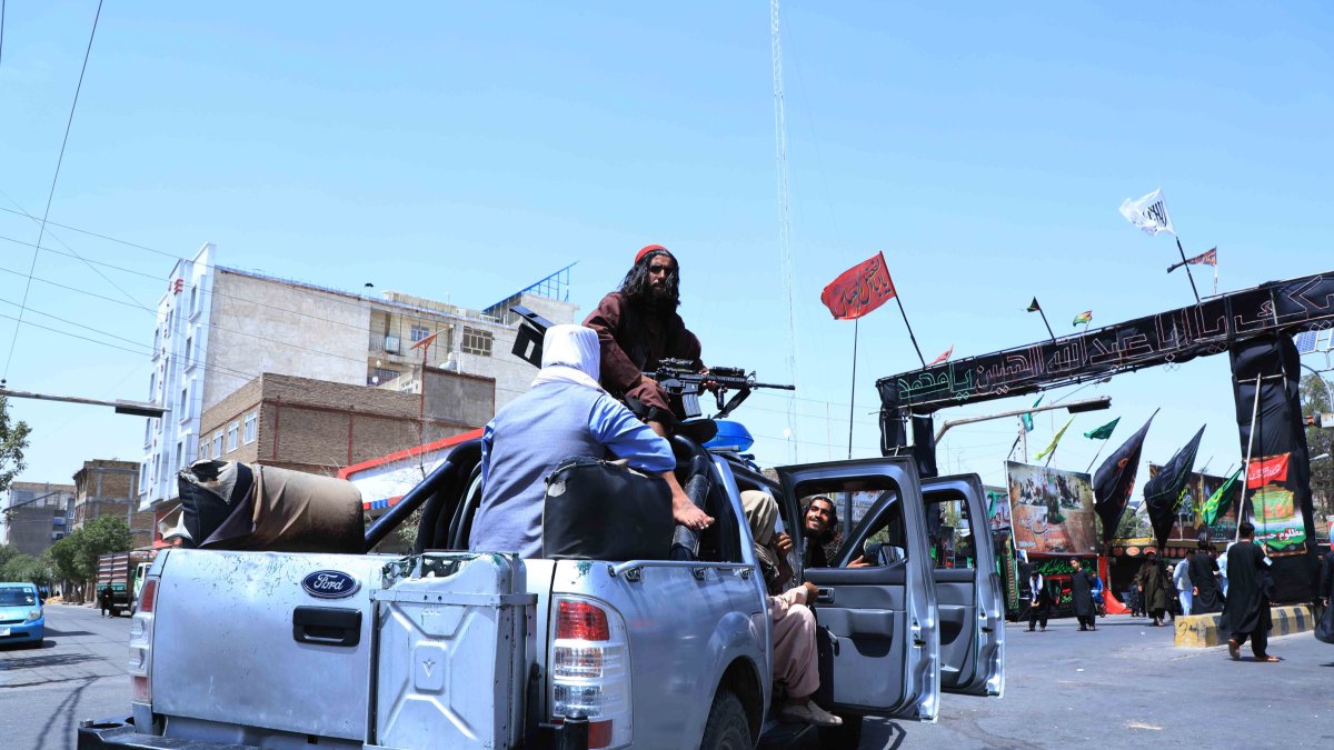 Los talibanes protegiendo a Chiíes.