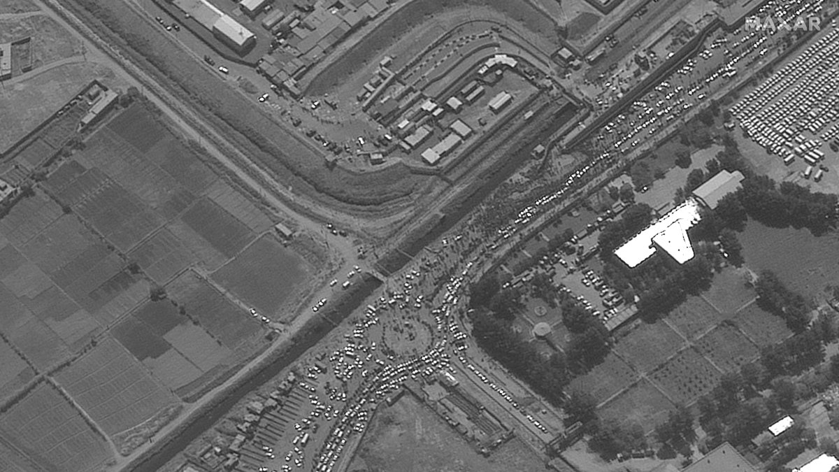 Las evacuaciones siguen a cuentagotas por el caos en el aeropuerto de Kabul