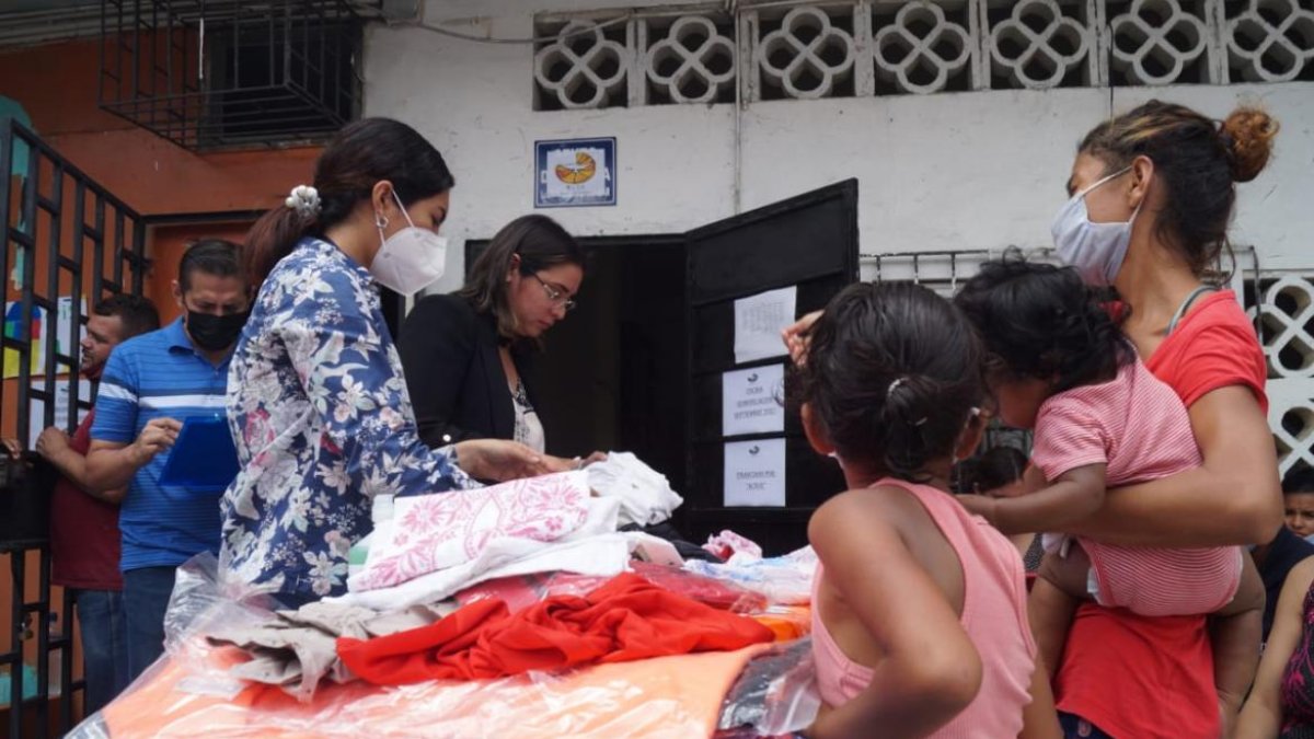 Funcionarios y voluntarios entregan los artículos a las familias necesitadas.