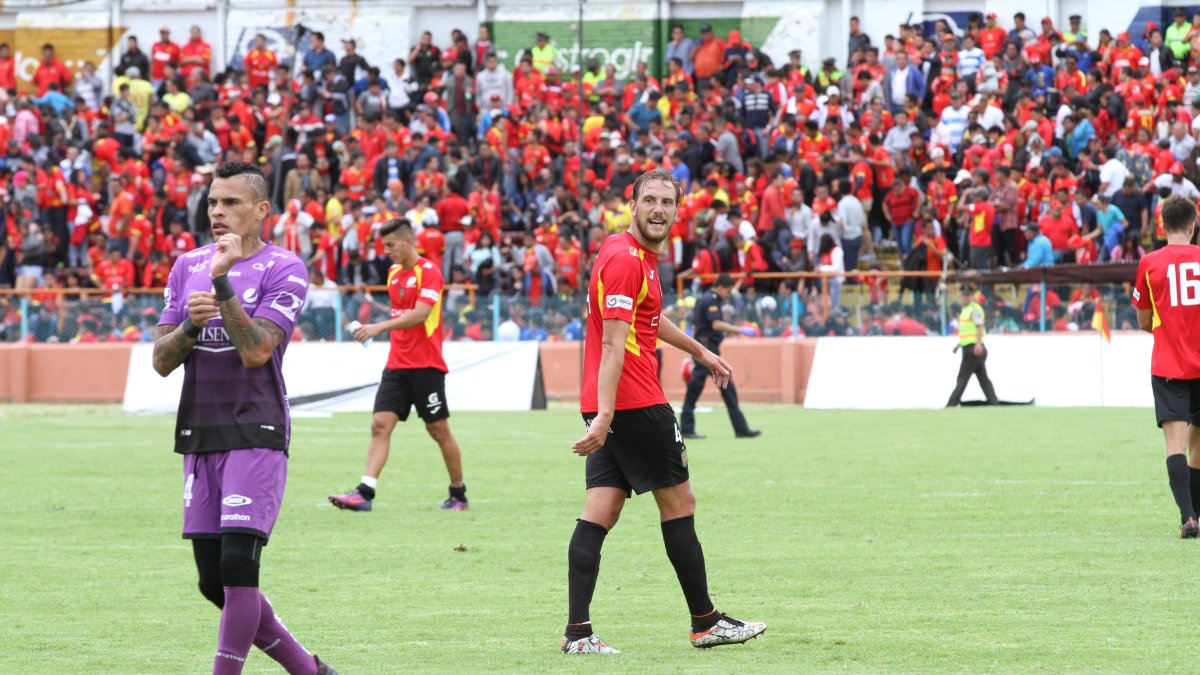 Brian Cucco (centro) fue uno de los jugadores más importantes en Deportivo Cuenca en los últimos años