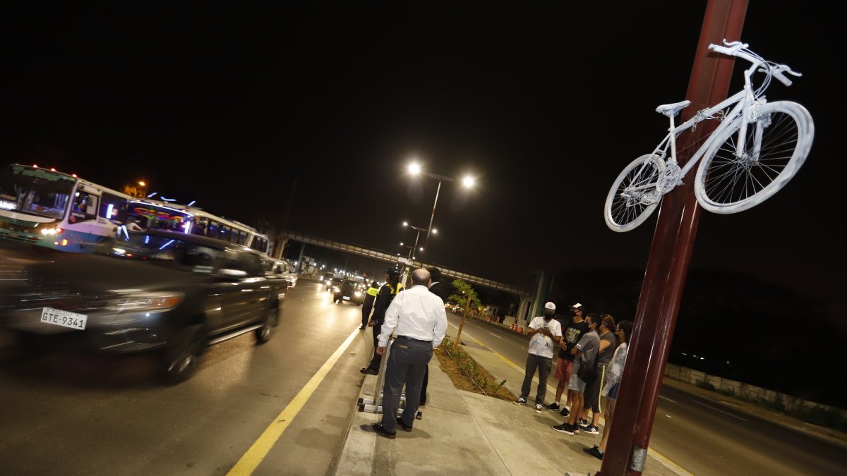 Iniciativa. Una bicicleta blanca en su honor fue colocada la noche del martes 17 de agosto de 2021, en la avenida Samborondón.