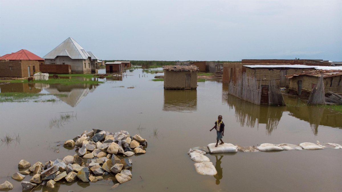 Un niño camina por un improvisado puente hecho con sacos, el 4 de marzo de 2021, en Bujumbura (Burundí).