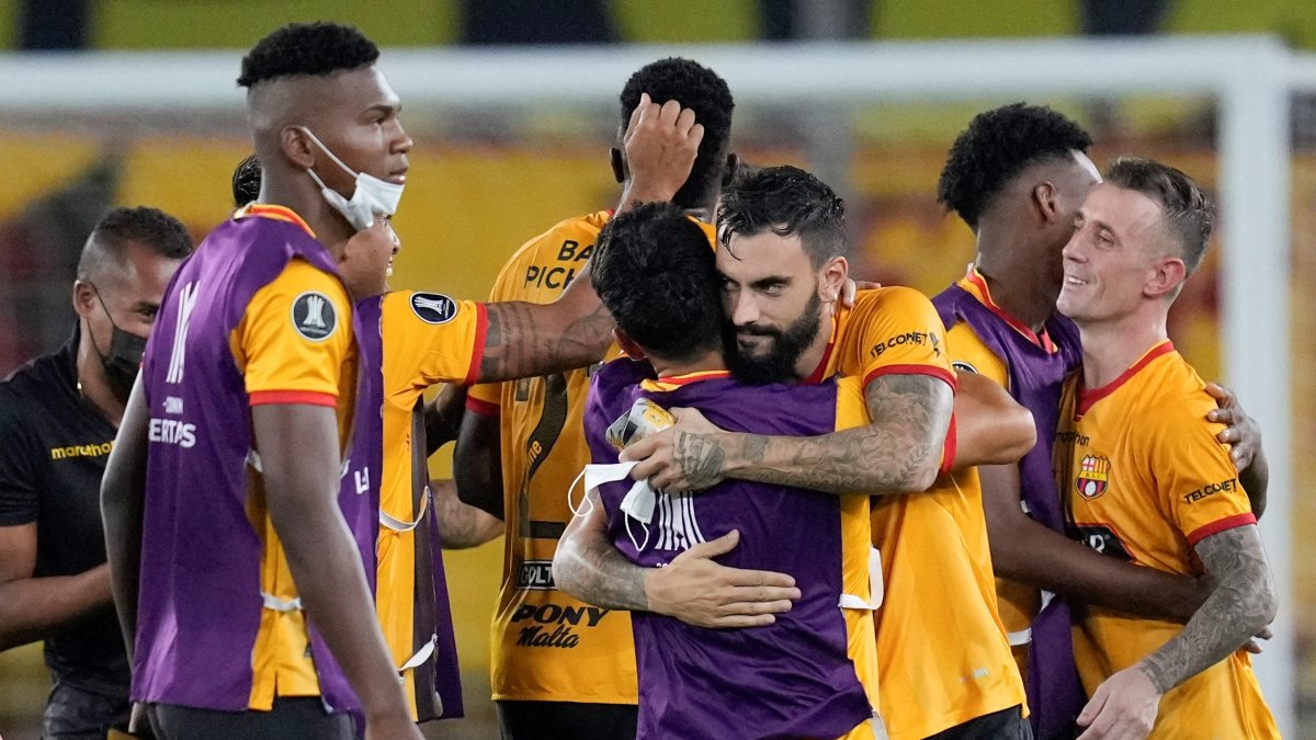 Jugadores de Barcelona celebran la clasificación a semifinales de Libertadores.
