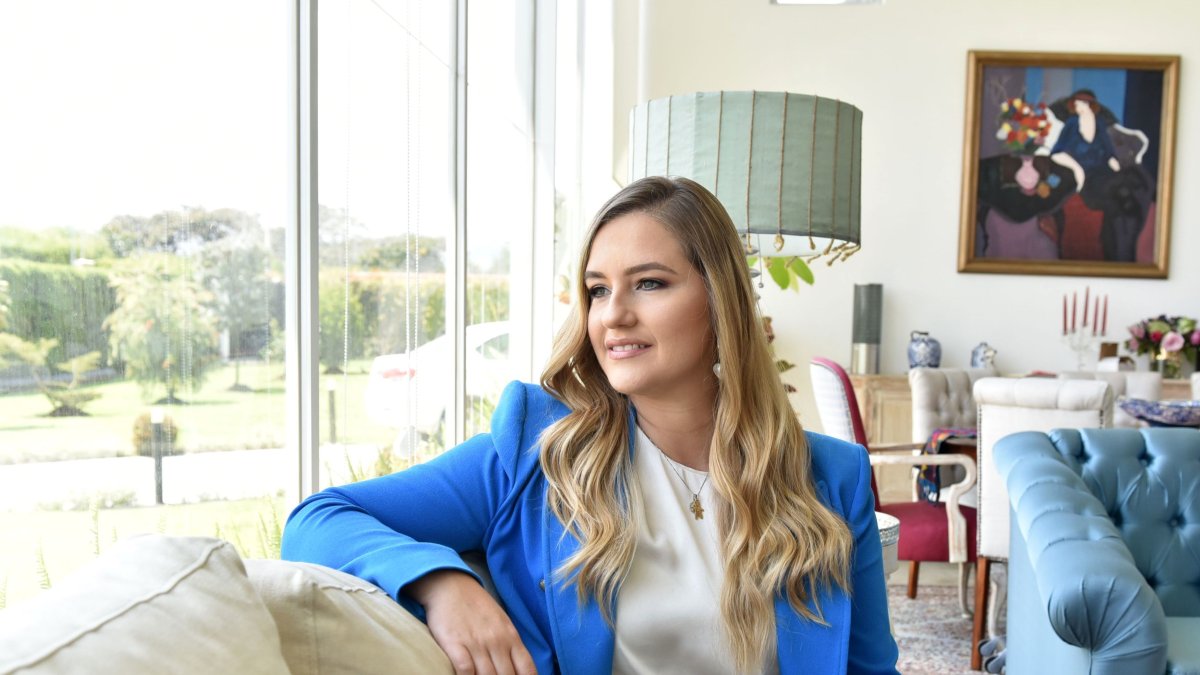 Ana Belén Cordero, máster en derecho Empresarial, en la comodidad de su hogar.