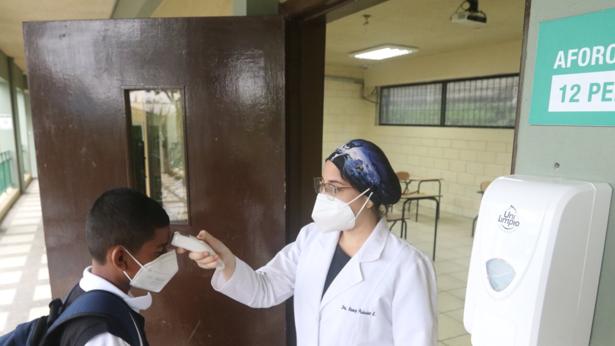 Unidades educativas del régimen Costa retornaron a clases presenciales con medidas de bioseguridad y aforo para precautelar la salud de los escolares.
