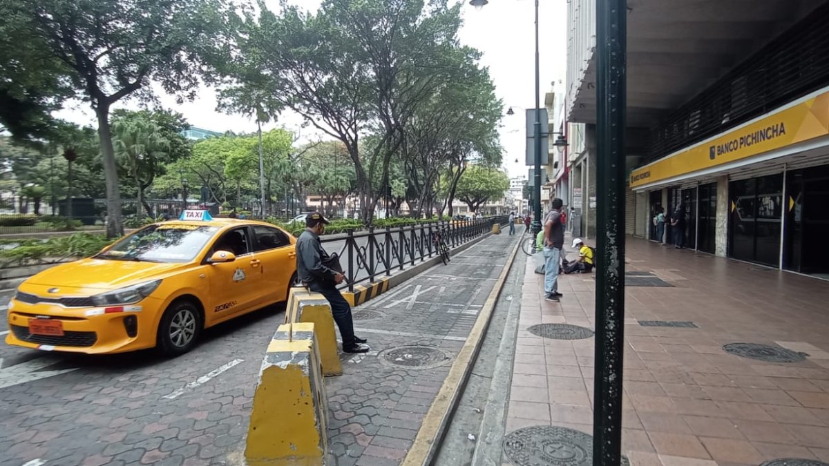 Trabajo. Los taxirrutas de Durán han sido alejados de la estación de la aerovía, pero siguen rodando.
