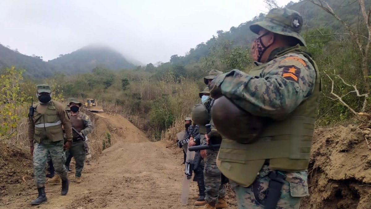Vigilancia. Militares permanecen en la vía abierta en el cerro de Montecristi, en donde se colocará un radar.