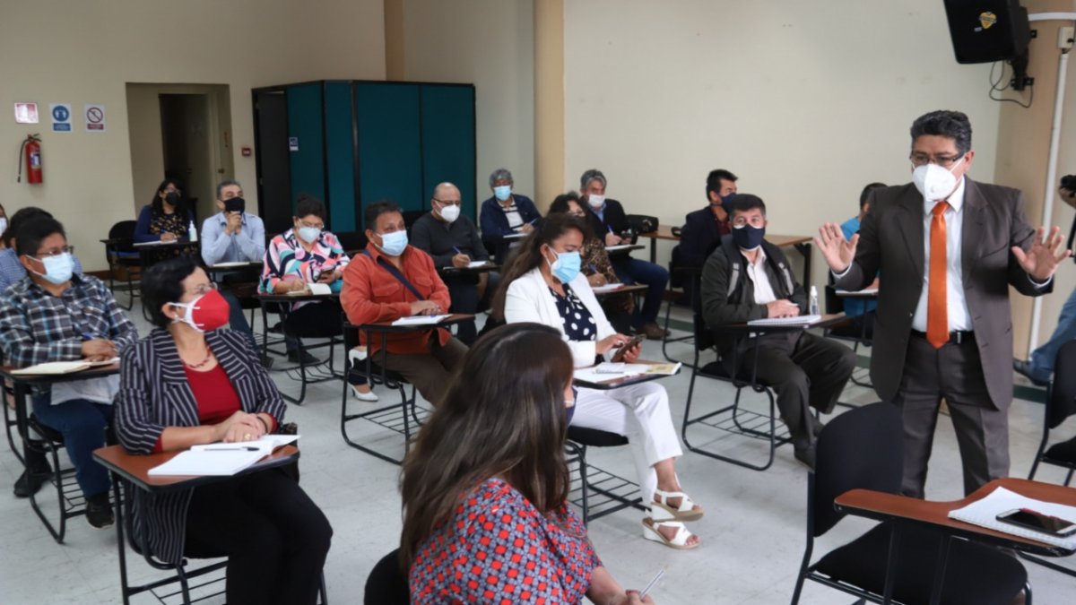 Reunión. El secretario de educación, Patricio Avilés, explica a los rectores de las unidades educativas municipales las decisiones y normas a tener en cuenta para el inicio del año escolar.