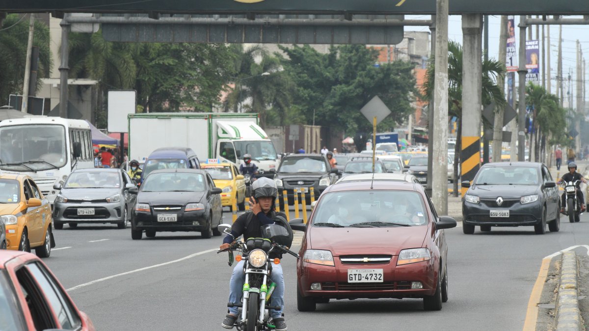 La 25 de Julio. Infracciones como la de este conductor, quien habla por celular mientras maneja, son las causantes de los siniestros.