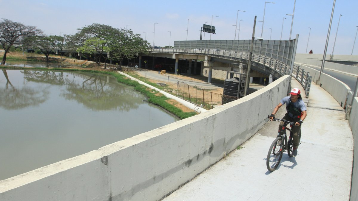 Los olores se perciben desde el puente que une a La Puntilla con Guayaquil.