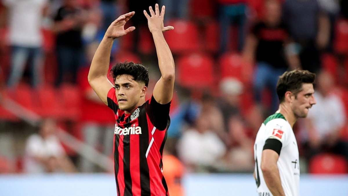 Nadiem Amiri celebrate el cuarto gol del Leverkusen por la segunda fecha de la Bundesliga.