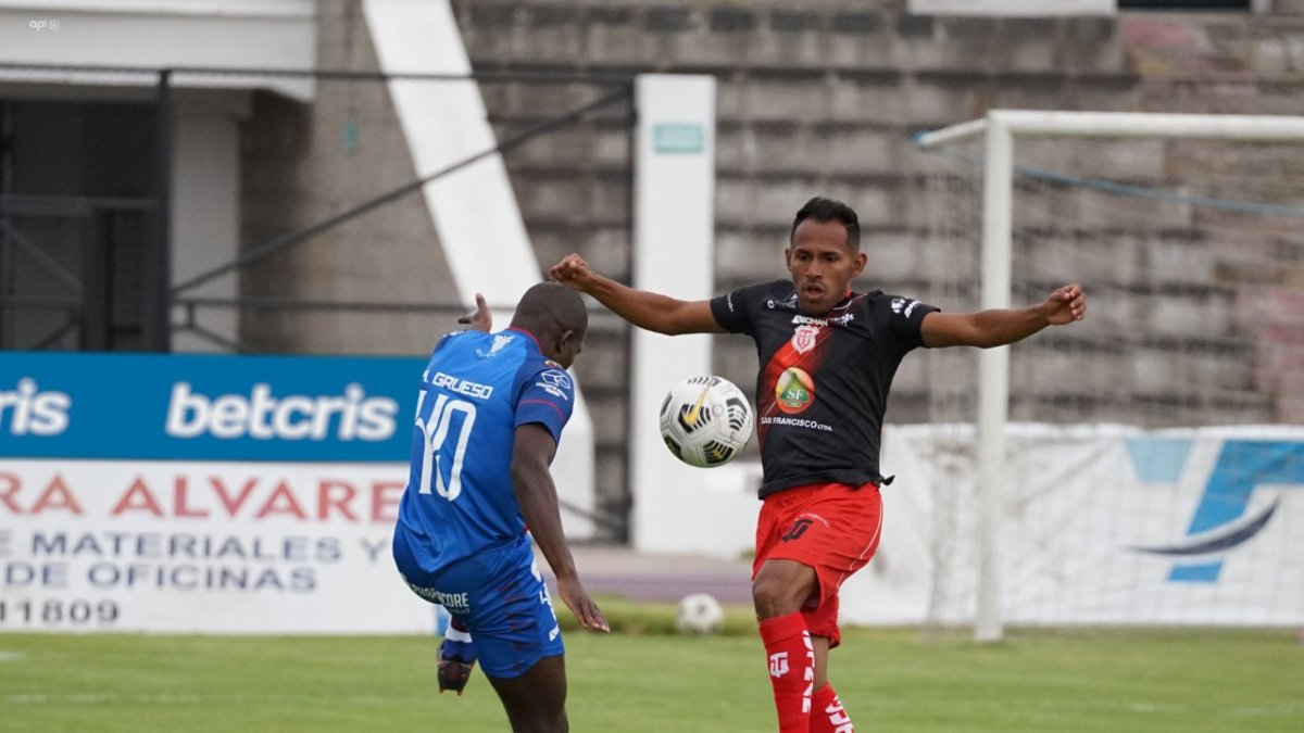Técnico Universitario buscó más el arco rival, pero no tuvo la puntería necesaria para abrir el  marcador.