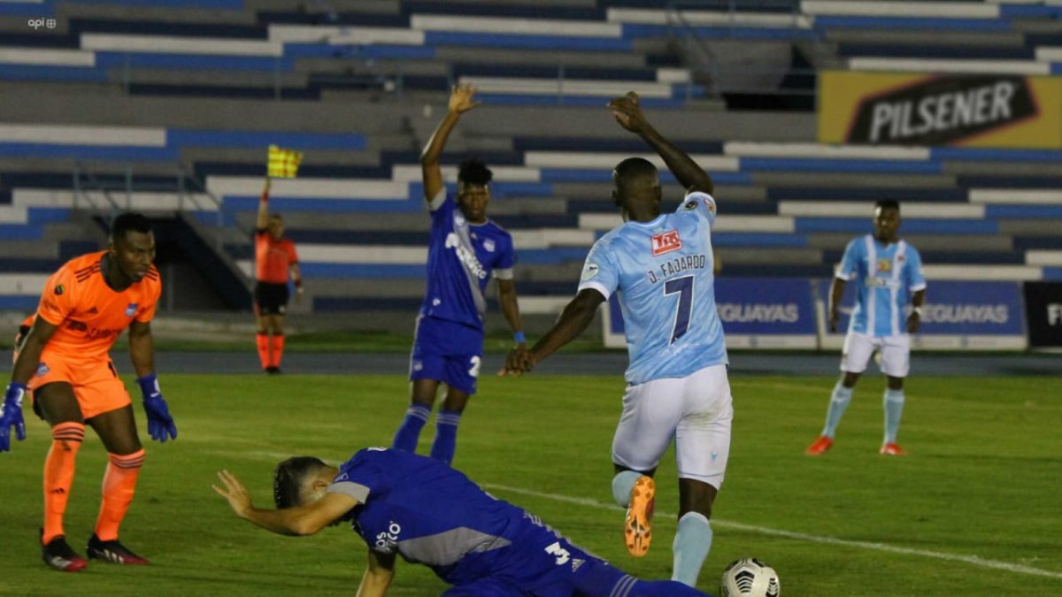 Los locales realizaron una presión alta en campo rival que impide a Emelec crear juego con comodidad.
