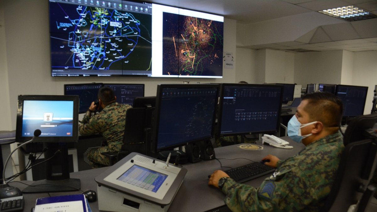 Control. Los miembros de la Fuerza Aerea Ecuatoriana (FAE) efectúan controles del espacio aéreo en los centros de monitoreo.