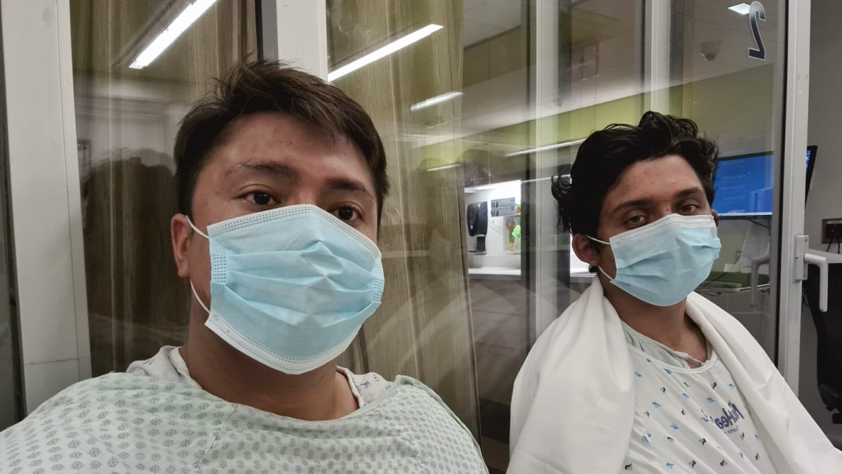 Con su primo Jeremy en el hospital.