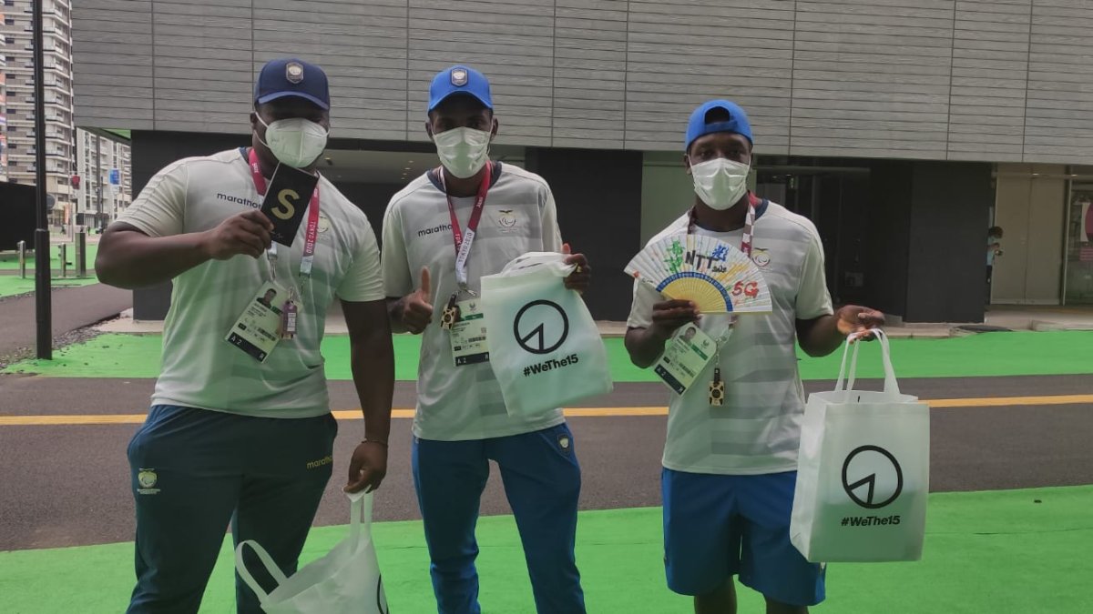 Jordi Congo, Damián Carcelén y Roberto Chalá, paratletas ecuatorianos, en su llegada a la Villa Olímpica.