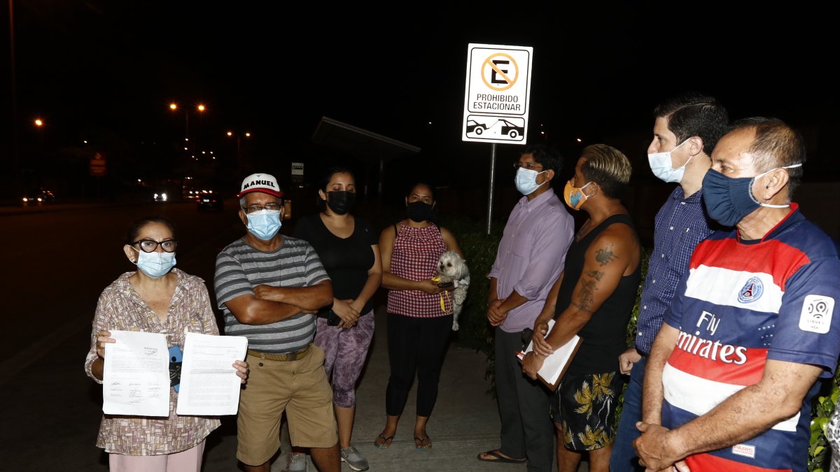 Los moradores de Villa de Rey, de la etapa Reina Beatriz, muestran las cartas enviadas antes al Municipio de Daule, para que saquen a los vendedores informales.