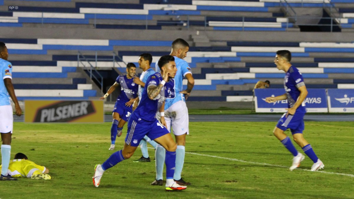 Joao Rojas celebra su segundo gol, con el que Emelec rescató un punto ante 9 de Octubre en el estadio Modelo.