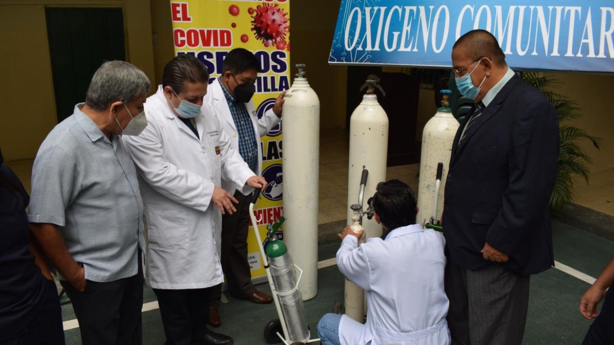 Médicos revisan y explican los cuidados y funcionamiento de los tanques de oxígeno