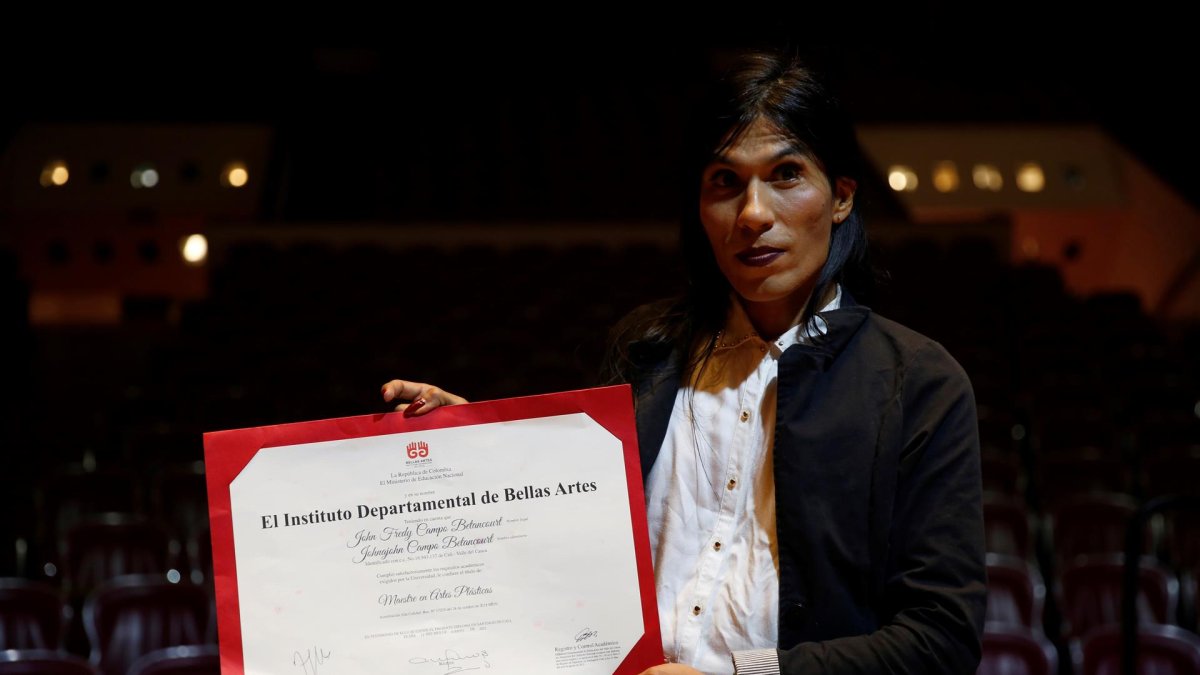 Johnajohn Campo posa con un diploma para Efe, el 20 de agosto de 2021 en Cali (Colombia). Johnajohn no se identifica como hombre o como mujer.