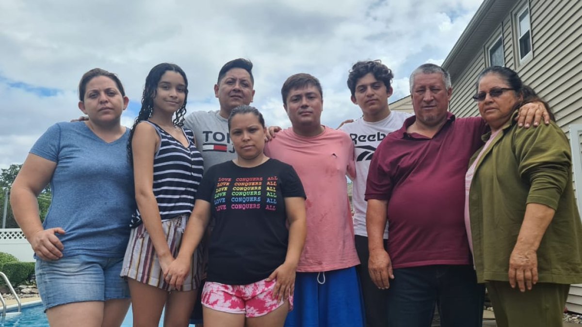 Con su progenitor Adolfo Altamirano y otros allegados.