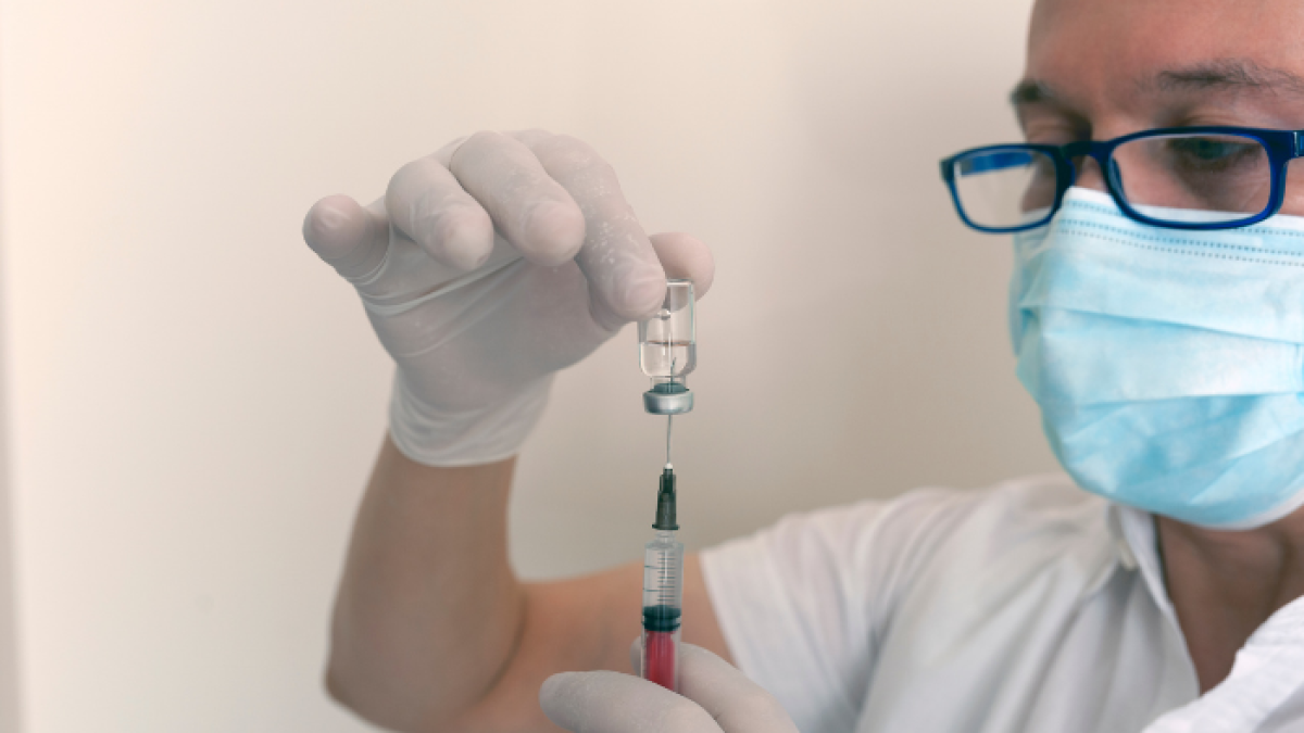 En total, 9,9 millones de habitantes del país han recibido una primera dosis.