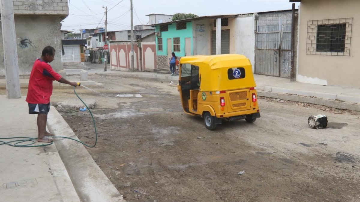 Clemente Hallay moja la calle para que no se levante la polvareda. Se acostumbró a hacerlo dos veces al día.