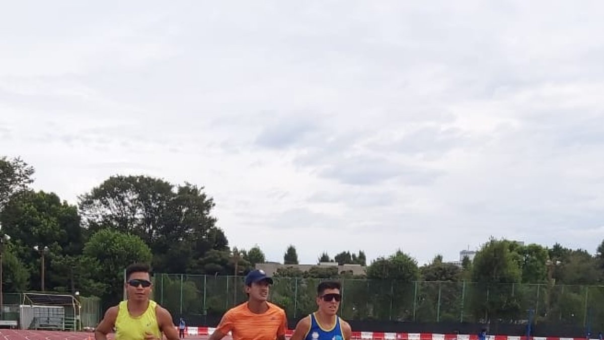 Darwin Castro (d), fondista ecuatoriano, junto a sus dos guías durante una de las prácticas en la sede japonesa.
