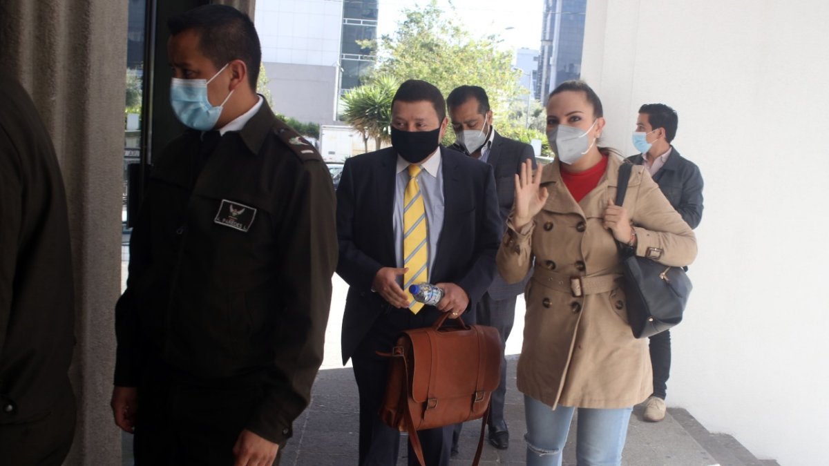 Defensa. Stalin Raza, abogado de Carrión junto a Priscila Schettini esposa del funcionario preso en la cárcel 4.