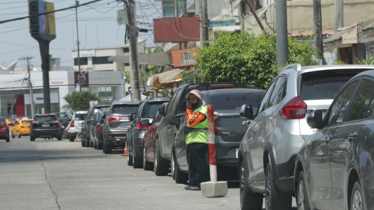 Los cuidadores de carros ponen palos, llantas y otros objetos para separar los espacios para el estacionamiento de personas que no habitan en la ciudadela Vernaza Norte.