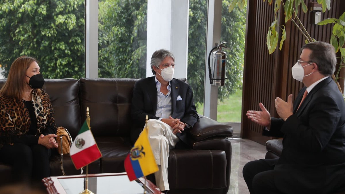 Llegada. El presidente Guillermo Lasso y su comitiva fueron recibidos por el canciller mexicano, Marcelo Ebrard.
